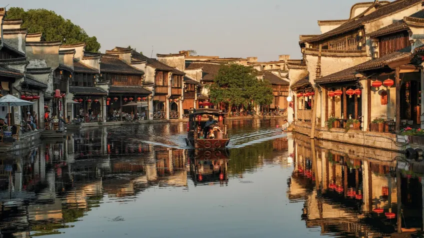 水巷游船穿行两岸粉墙黛瓦横图
