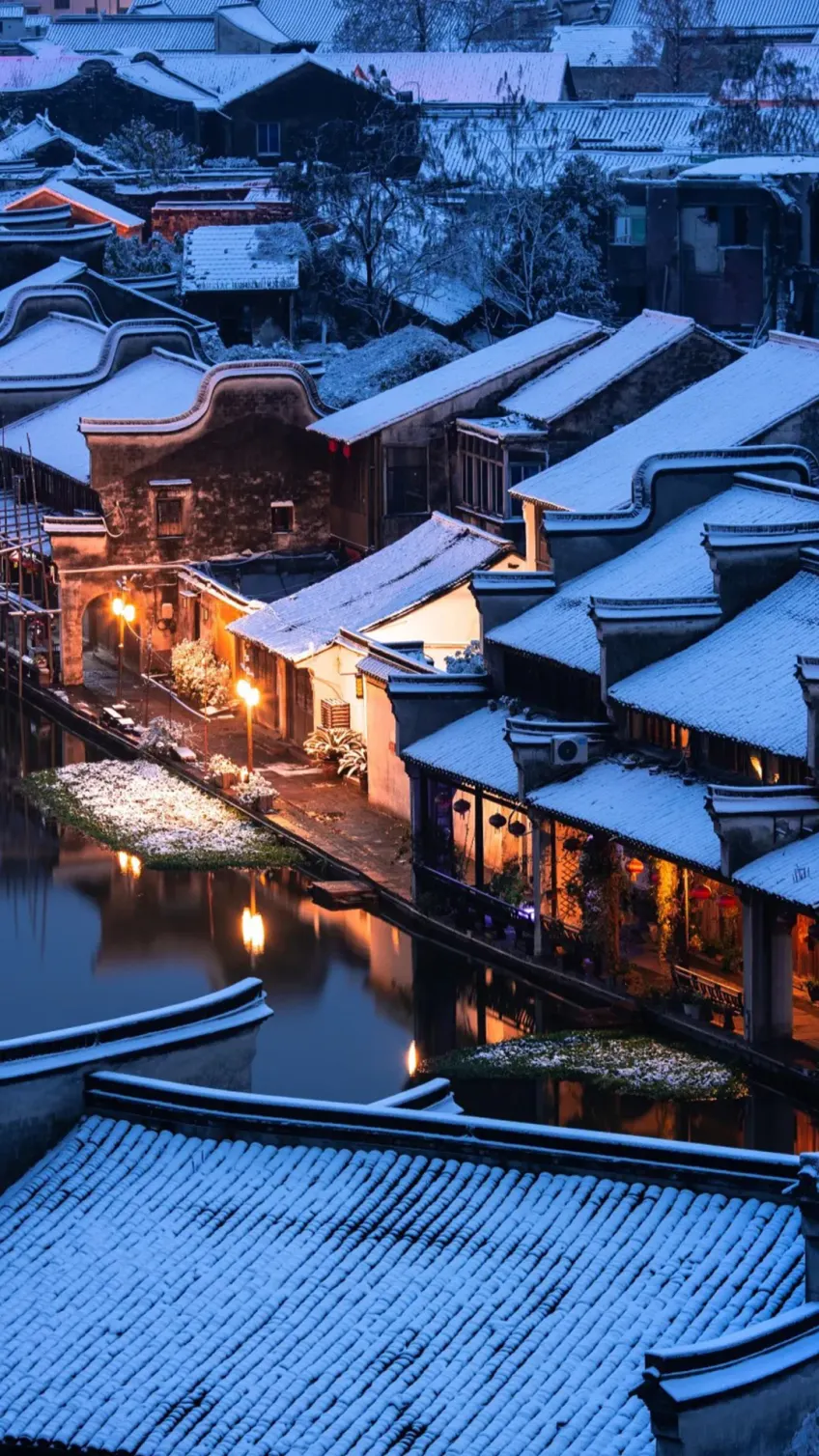 雪夜灯火映水巷黛瓦屋顶竖图示意