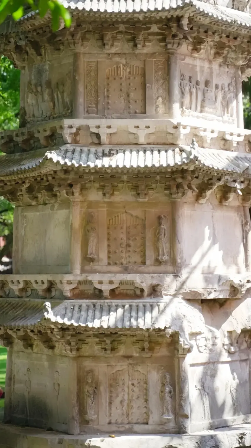 灵隐寺殿前石塔浮雕与层檐近景