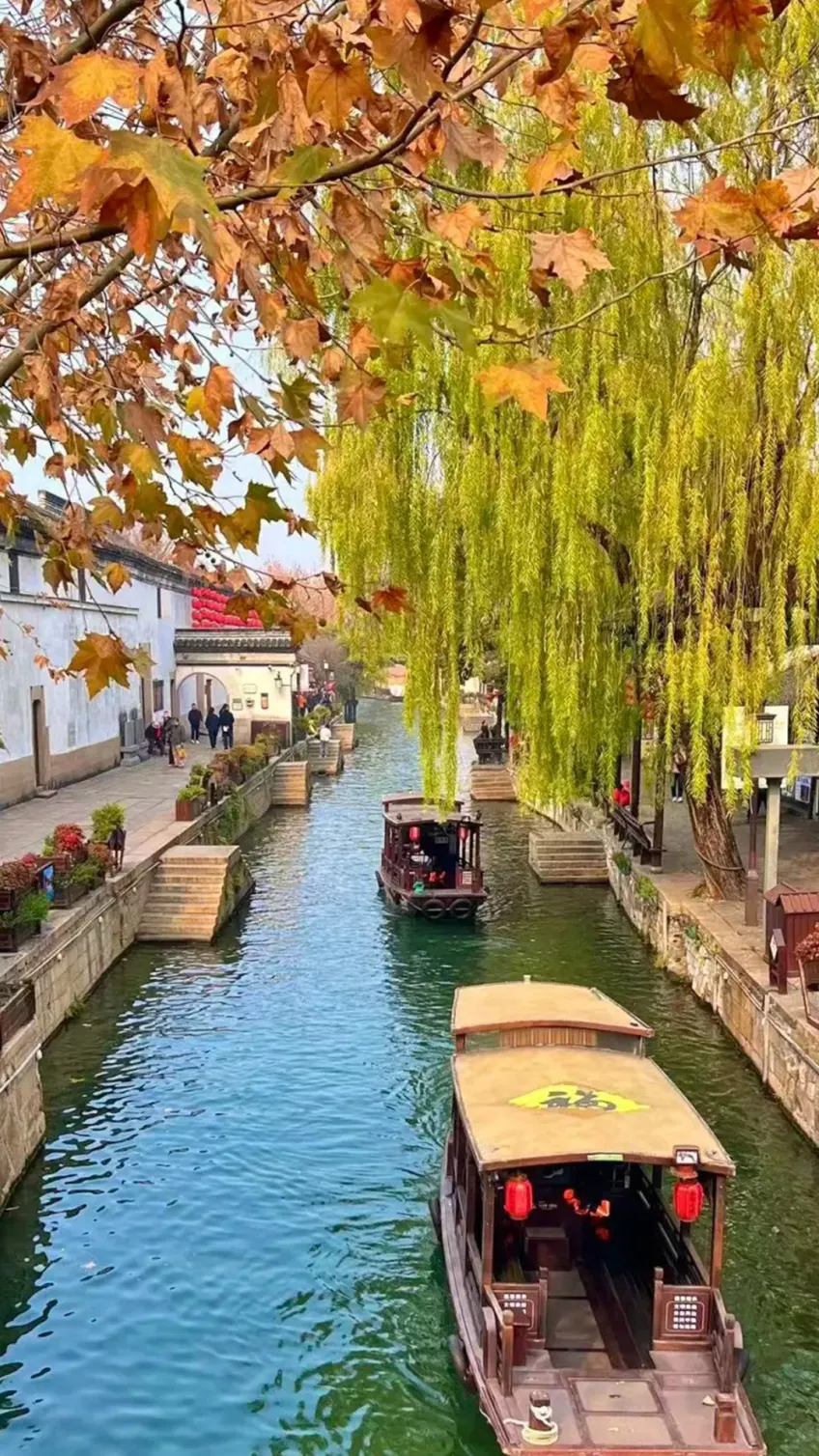 南浔秋色河道乌篷船穿过石拱桥