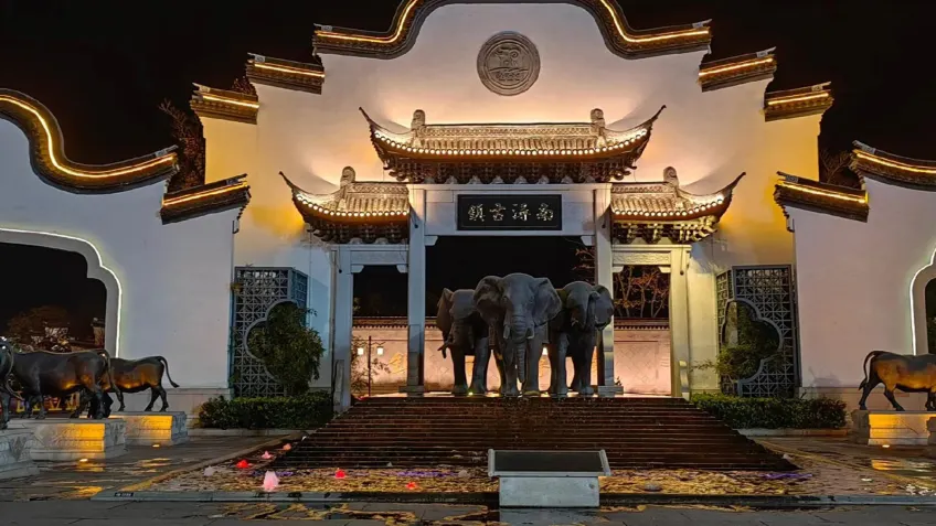 南浔古镇东大门夜景与象牛雕像