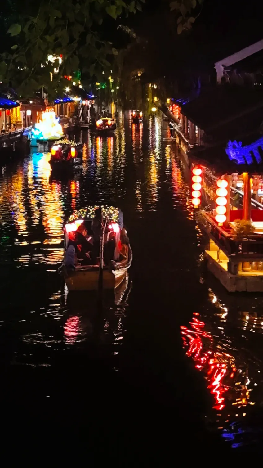 周庄夜游水巷木船与两岸红灯倒影