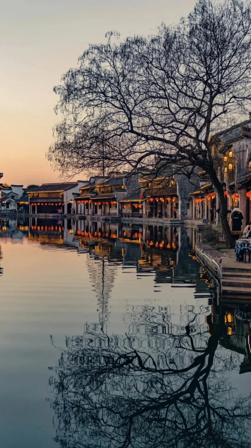 南浔百间楼河岸红灯笼映夕照倒影