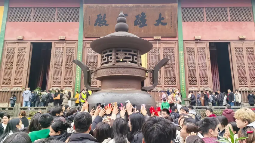 灵隐寺大雄宝殿前圆形大香炉人群