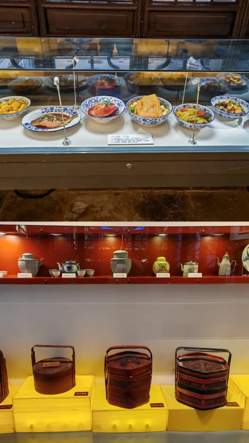 竖向示意：博物馆万三家宴展柜碗碟与茶器