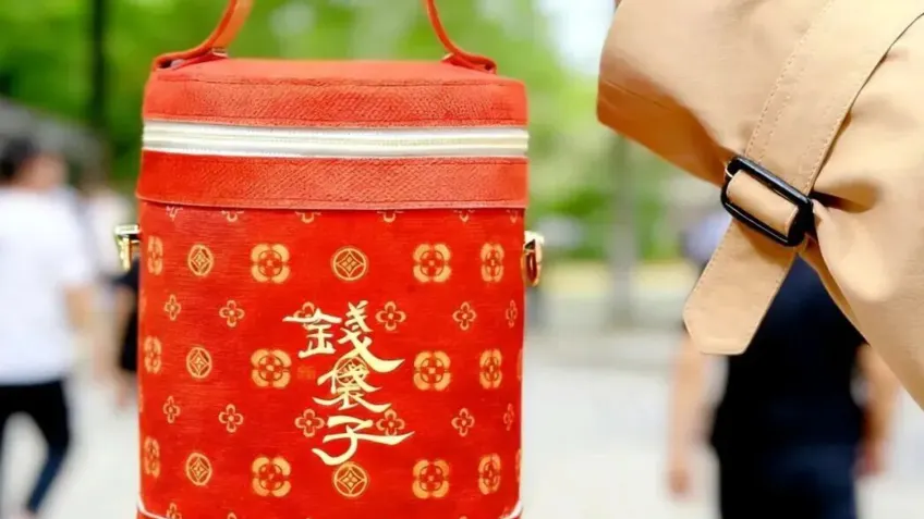 红色烫金钱袋子字样桶包室外手持