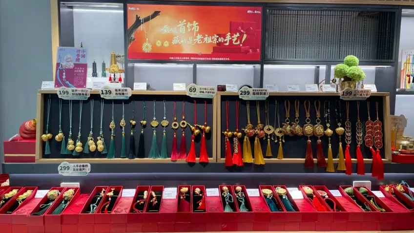 文创店柜中铜艺葫芦挂件与红礼盒