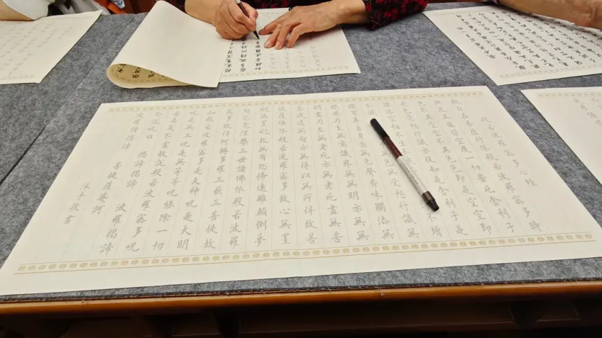 抄经桌面纸笔书写静心示意