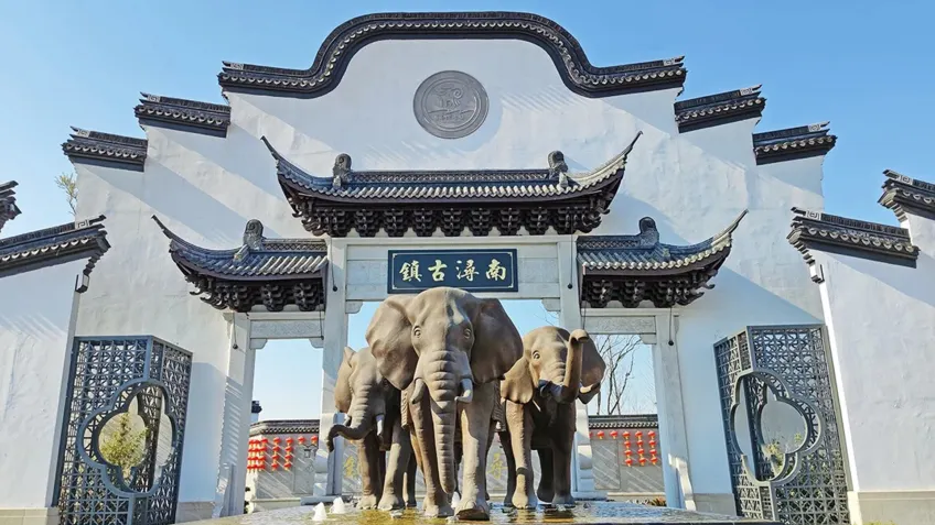 南浔南门广场三只石象雕塑与游客