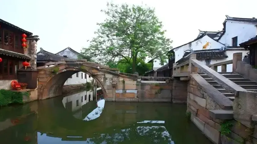 周庄双桥拱桥平桥与白墙红灯笼