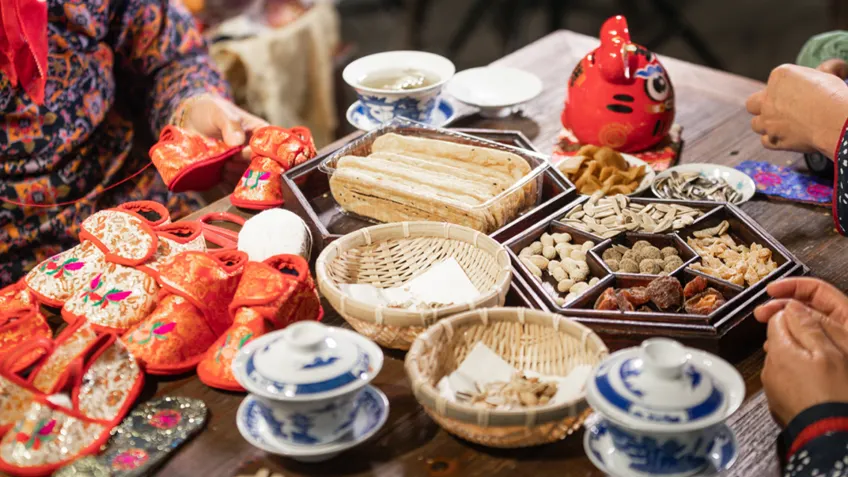 周庄茶楼八仙桌品茶聊天场景