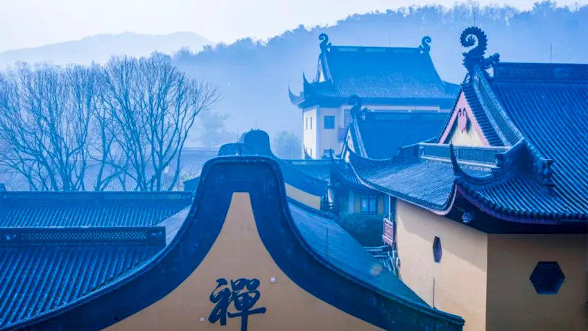 灵隐寺黄墙禅字黛瓦屋顶雾色远眺