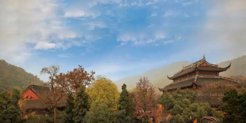 灵隐寺蓝天白云下山谷殿宇林木环绕