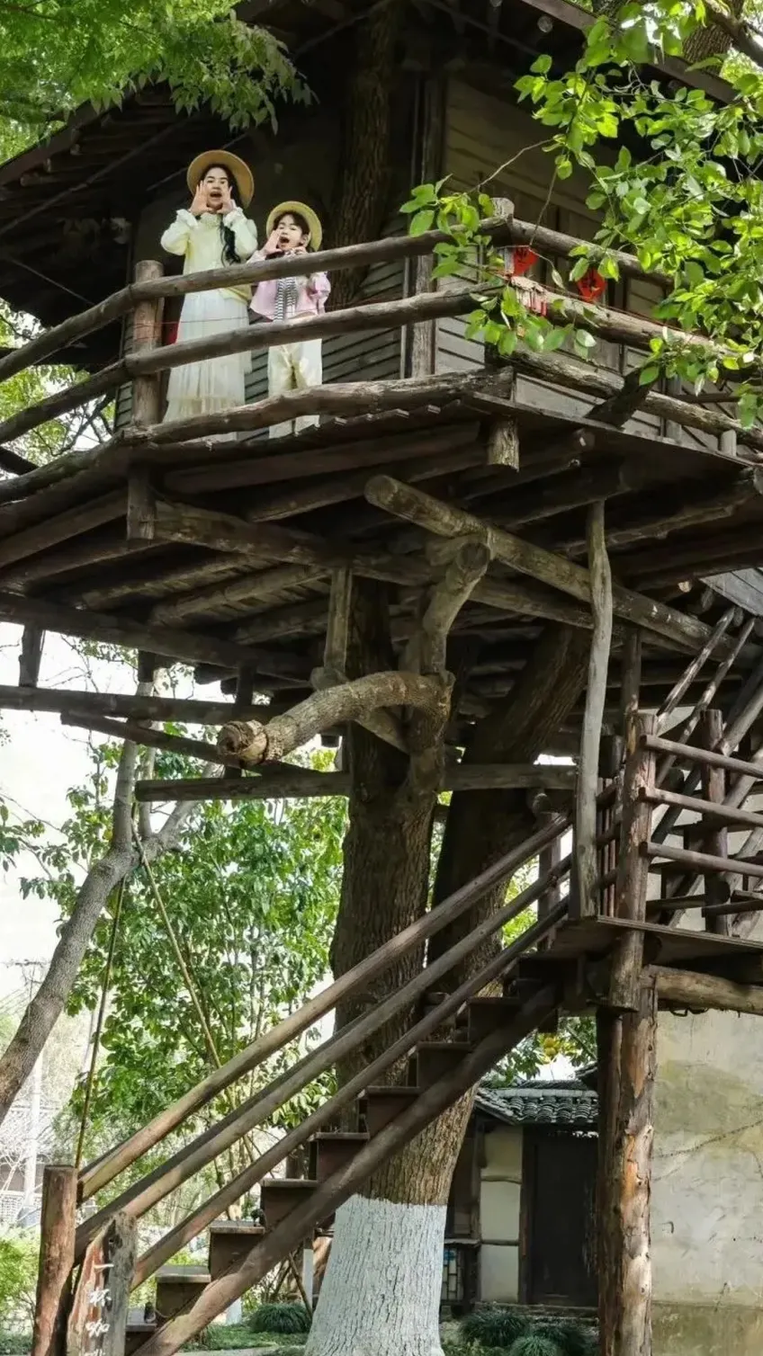 乌村童话树屋阳台绿荫中的闲坐