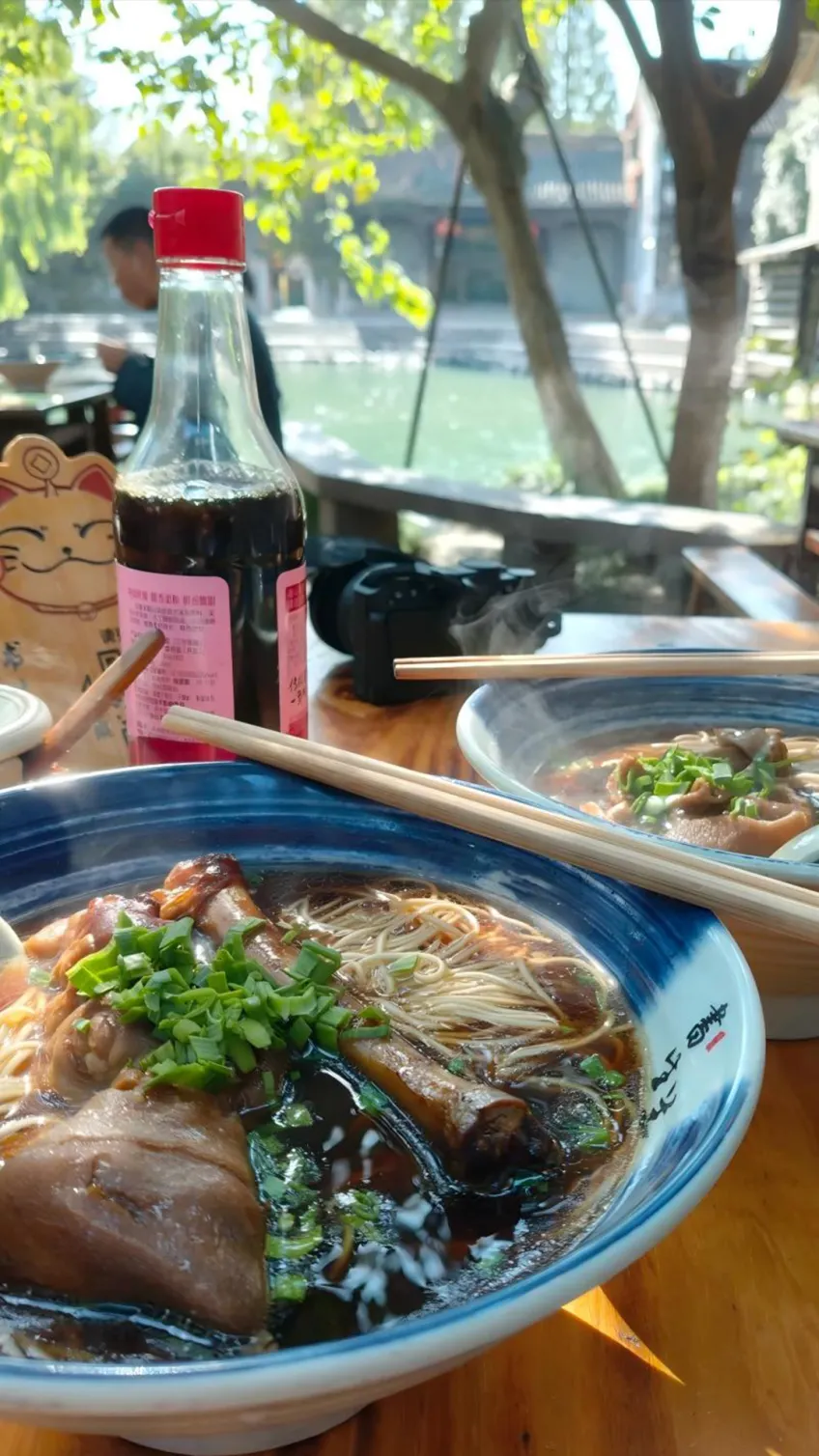 河边热气腾腾的羊肉面