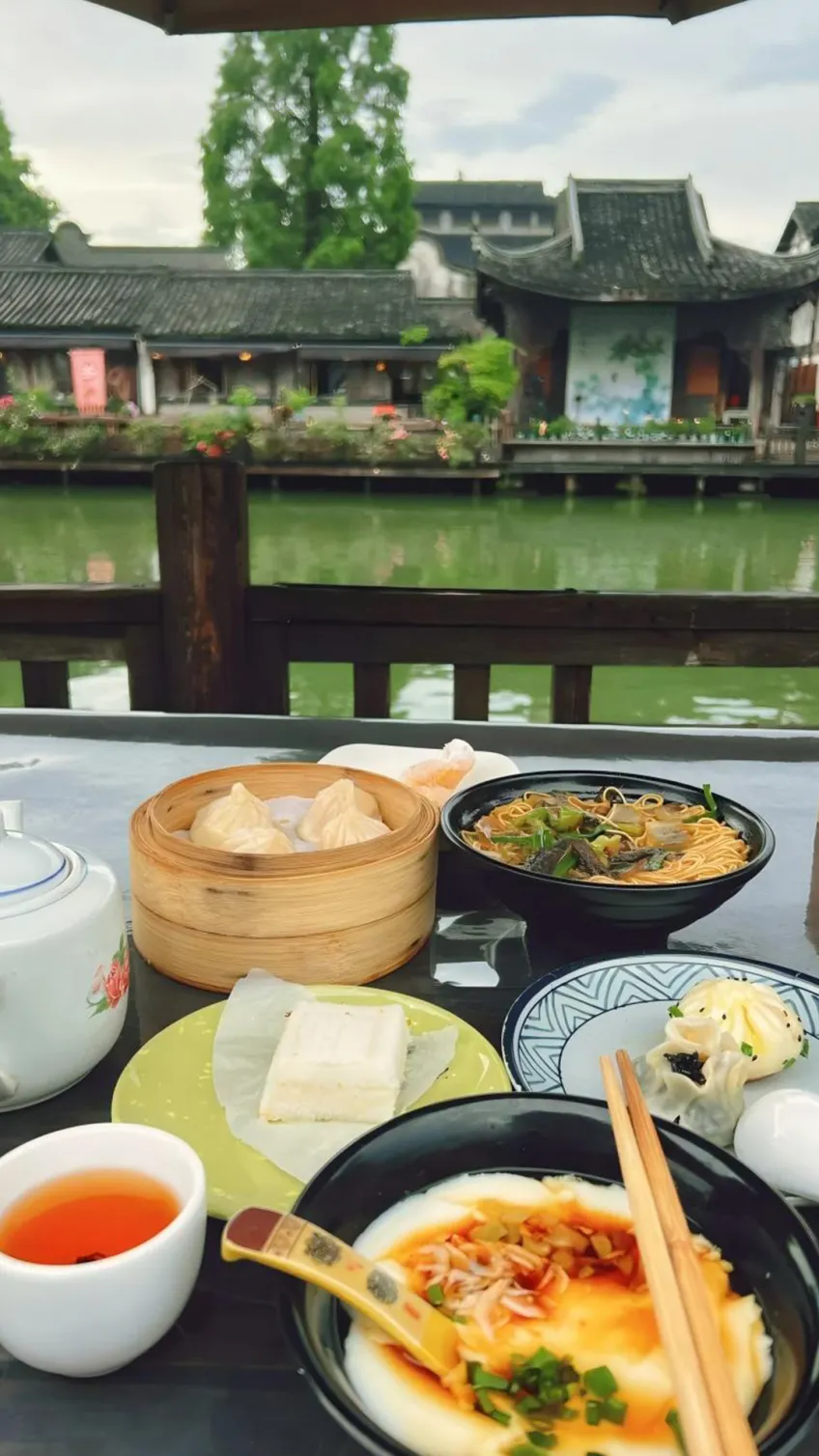 早茶桌面木栏河景与茶点