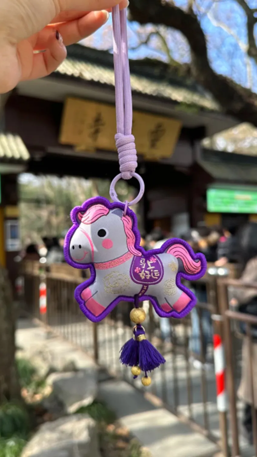 灰色绒布马上好运挂件寺门前人流