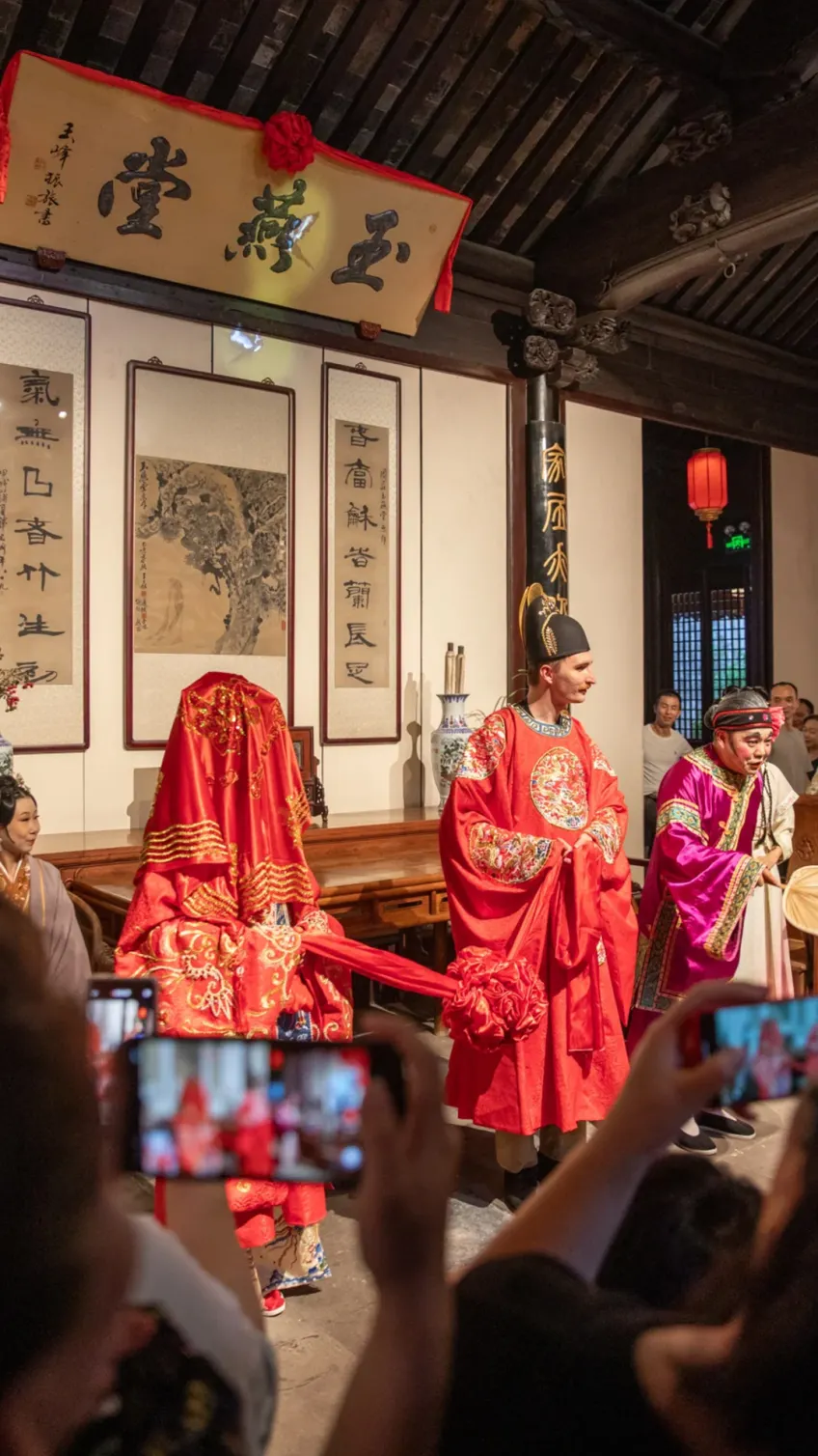 周庄张厅夜游婚俗演绎新郎新娘场景