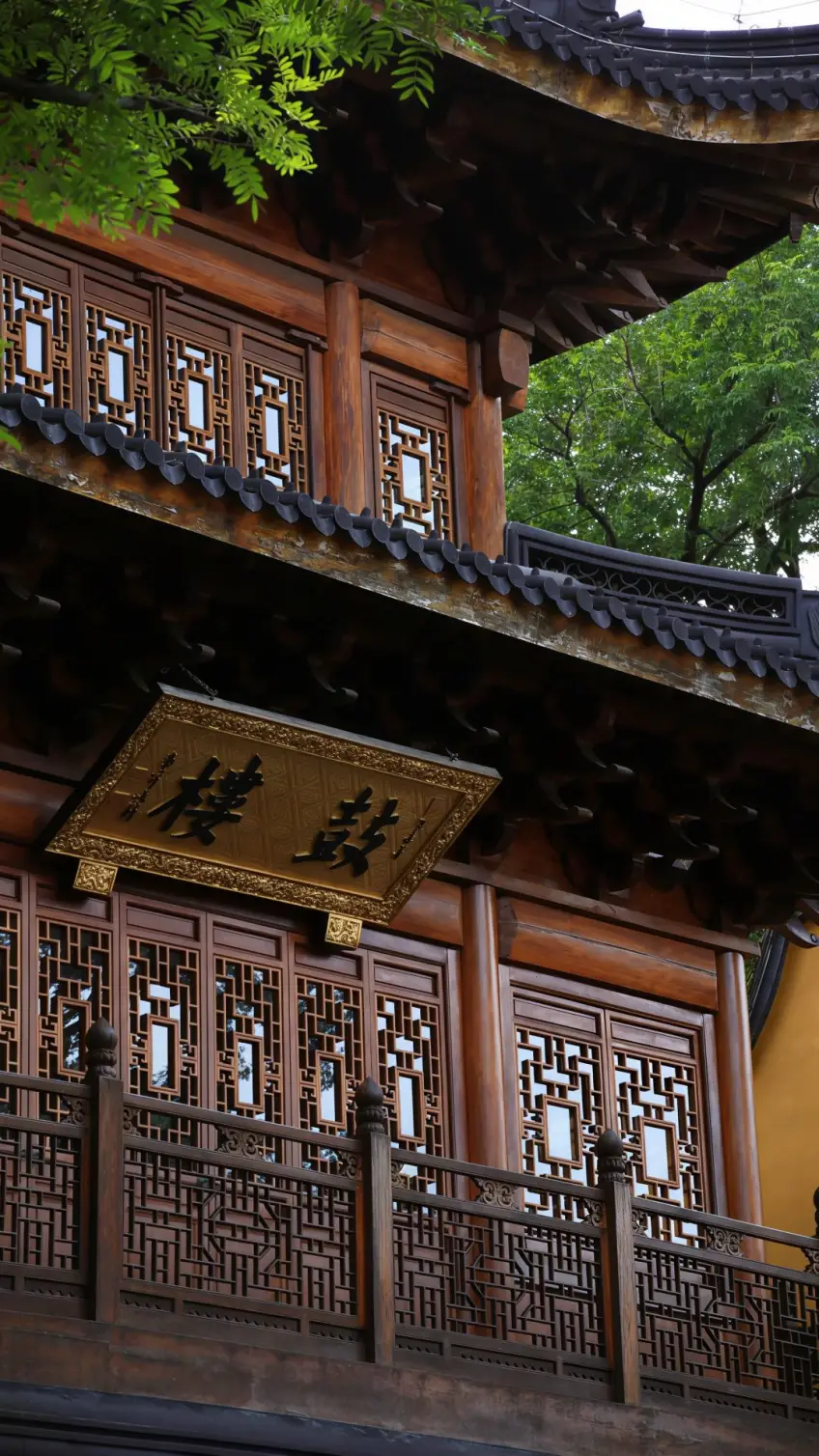 灵隐寺鼓楼木构与金色鼓楼匾额