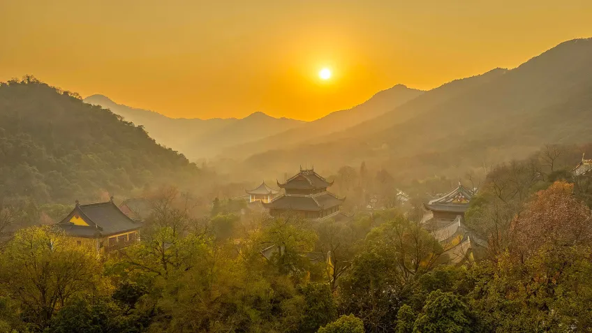 灵隐山谷殿宇群日落金光远景