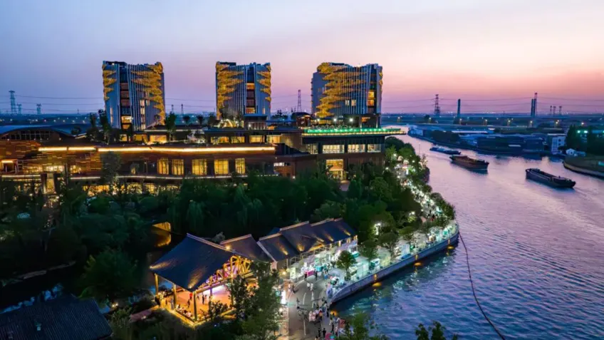 乌镇河畔夜色灯火与岸线建筑远景