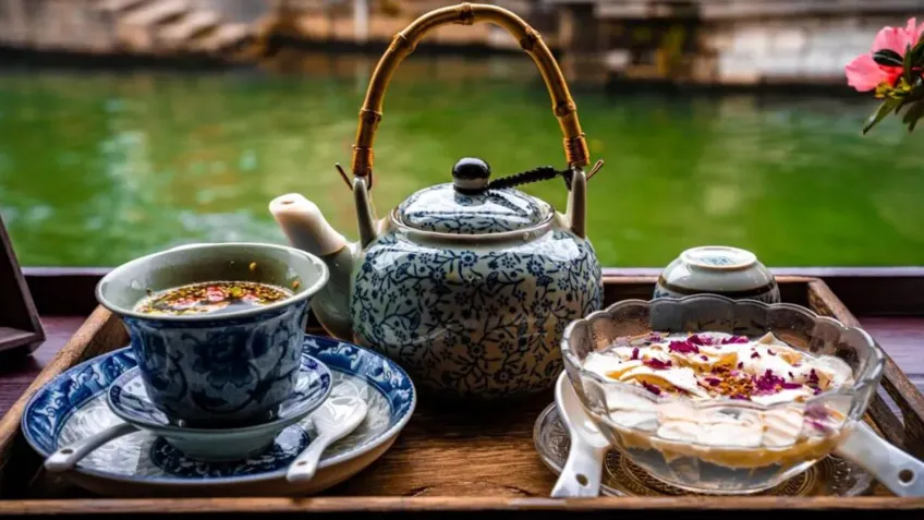 南浔运河边木盘青花壶与茶点摆盘