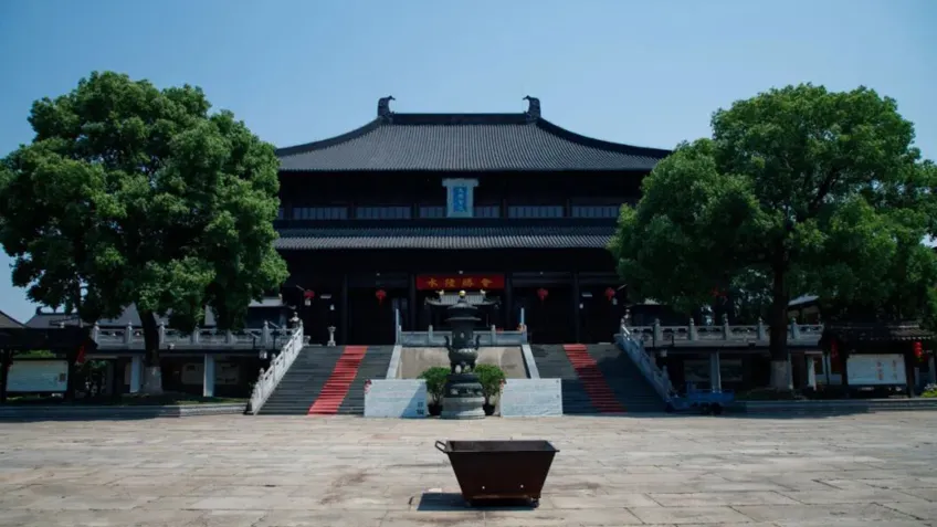 灵隐寺大雄宝殿外立面石阶红毯香炉