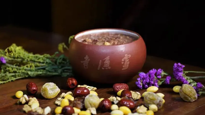 刻灵隐寺字样陶碗腊八粥配红枣核桃银杏