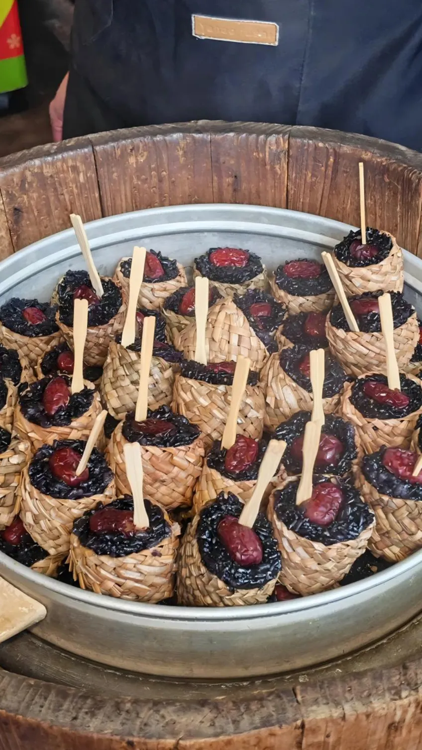 竹篮里的乌米饭顶着红枣