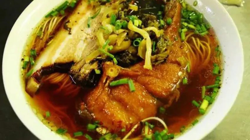 蔥花大排麵碗特寫