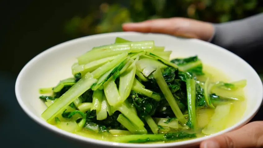 白碗清炒绣花锦茎叶翠绿双手托碗