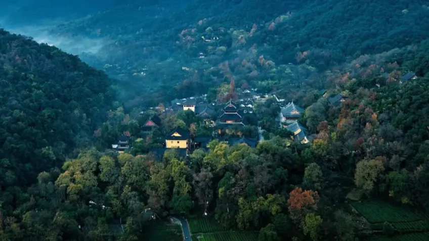暮色山谷中灵隐寺黄墙殿宇航拍全景