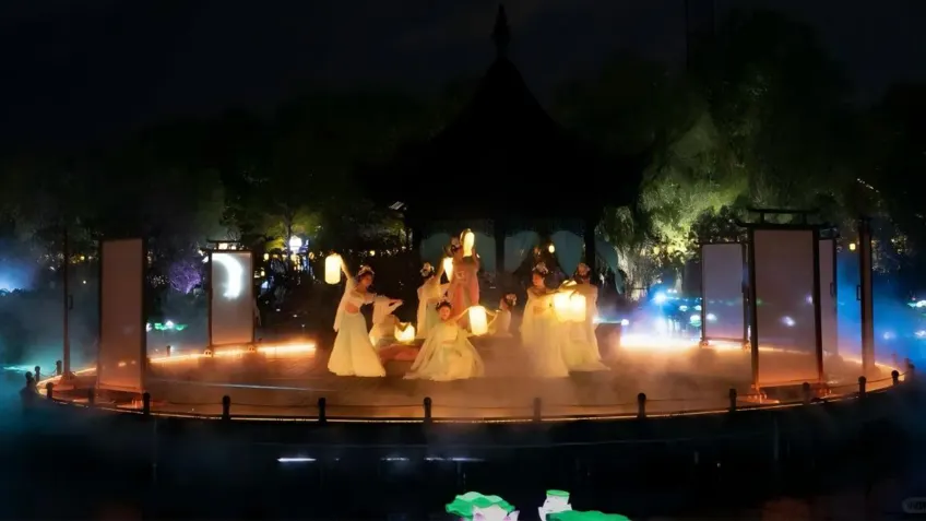 南浔夜宴水上舞台灯笼舞者夜景