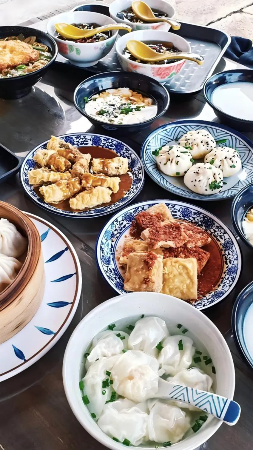 早茶小馄饨生煎与点心桌