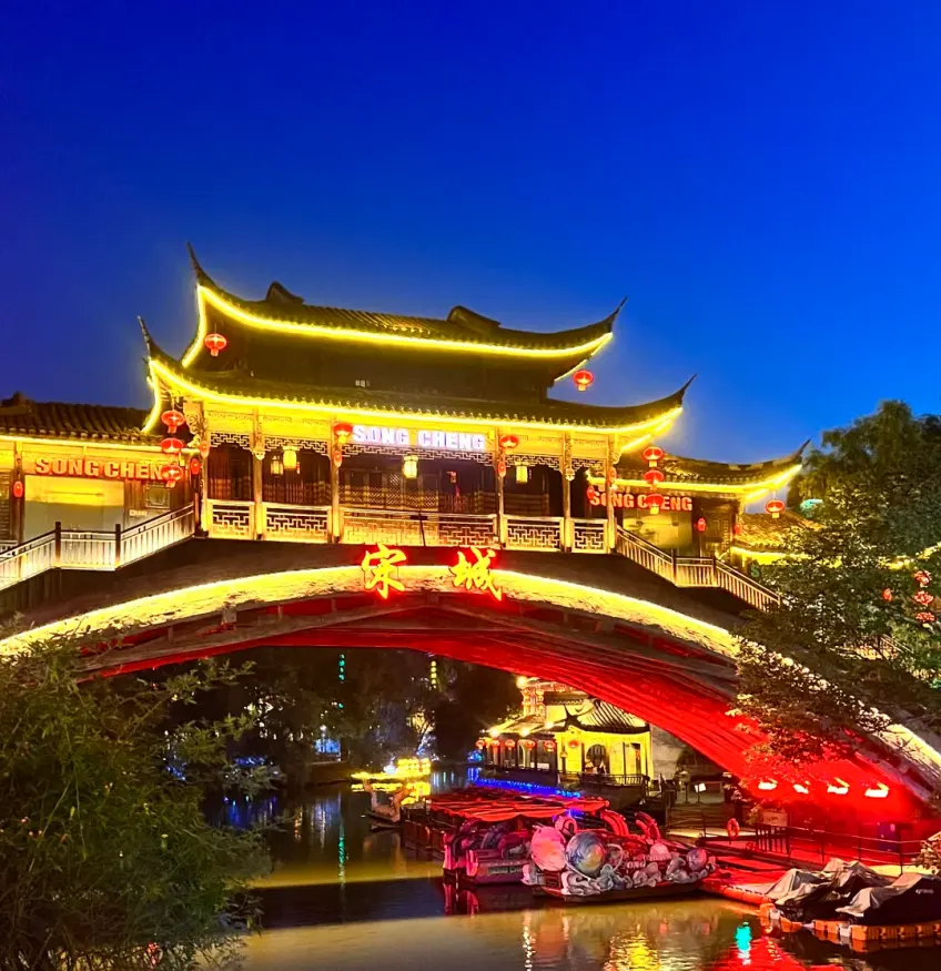 夜色宋城虹橋門樓紅燈與遊船
