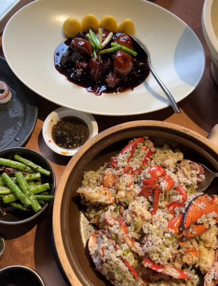 桌上龙虾饭砂锅与红烧肉拼盘