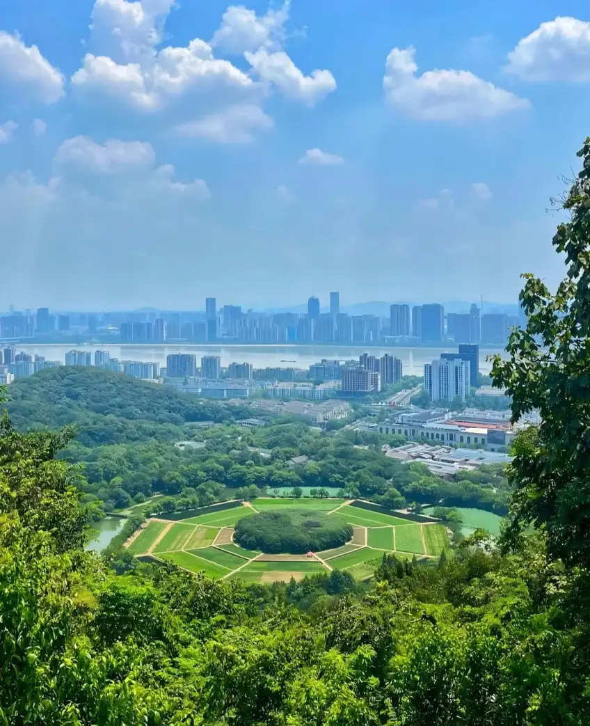 玉皇山顶俯瞰西湖钱塘江云雾