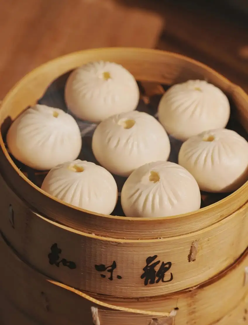 知味观竹蒸笼中七只热腾小笼包