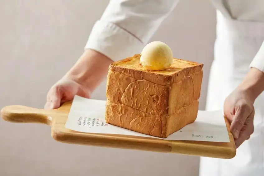 厨师双手托举面包诱惑配冰淇淋
