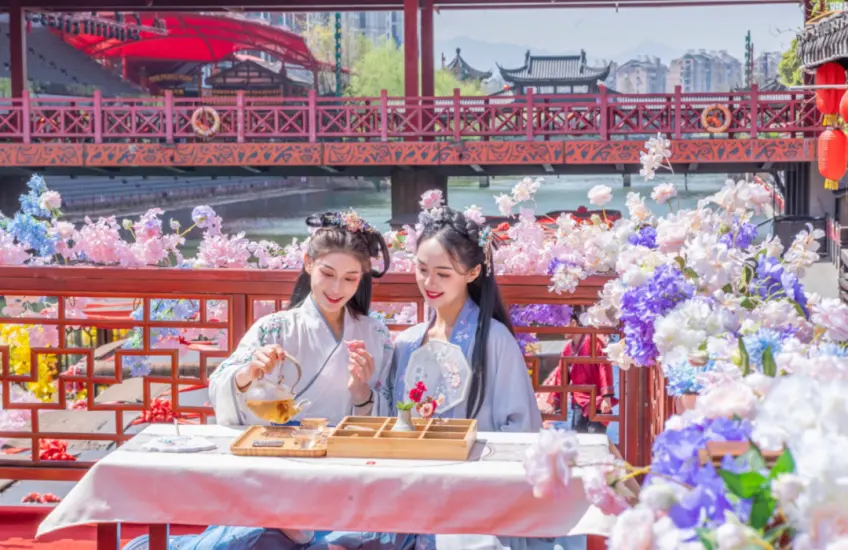 兩位漢服遊客虹橋邊茶席合影