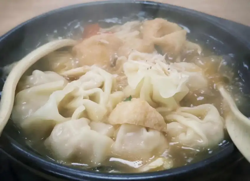 砂锅里海鲜馄饨与豆腐泡热汤特写