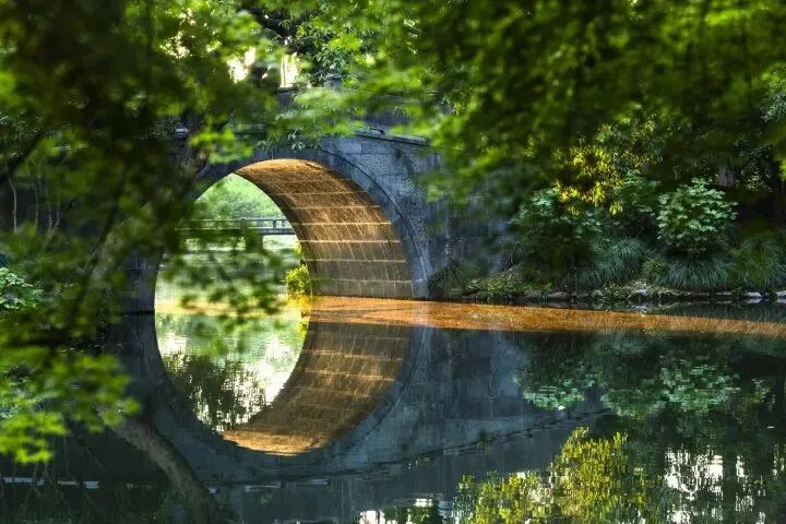 如何一天逛遍西湖精华？ 全程不绕路、不踩雷，连本地人都夸我会玩，西湖一日游最佳路线