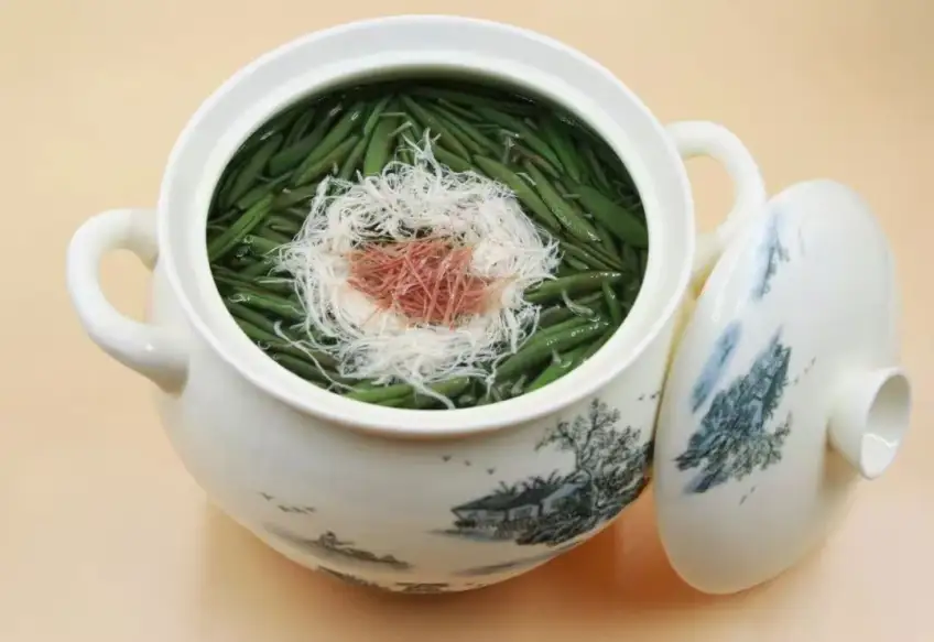 瓷盅西湖莼菜汤配鸡丝火腿