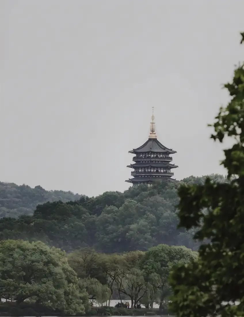杭州西湖雷峰塔近景仰拍实景