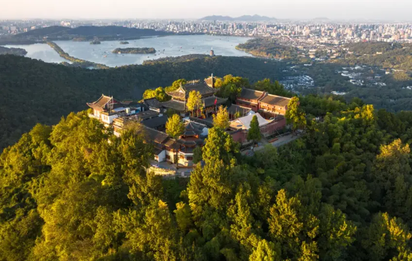 玉皇山福星观屋脊与西湖城市远景