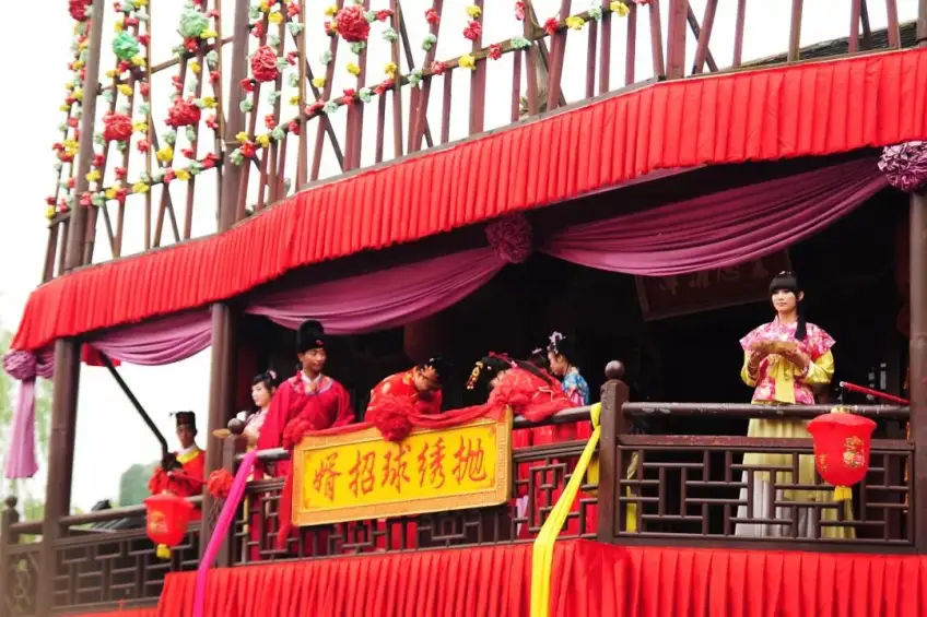 拋繡球招親匾額下紅裝演員站臺