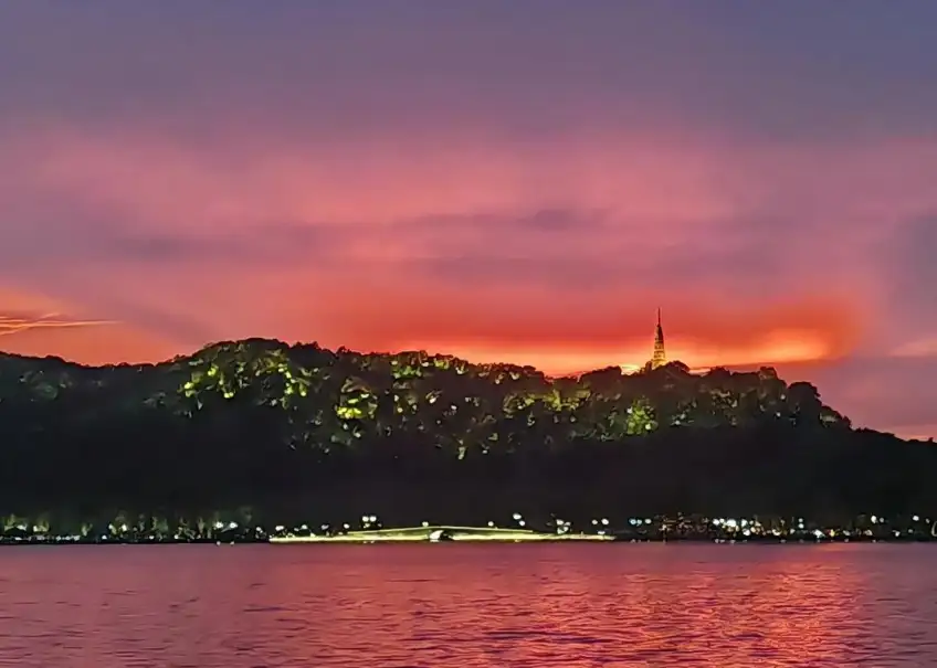 杭州西湖宝石山晚霞映照湖面实景