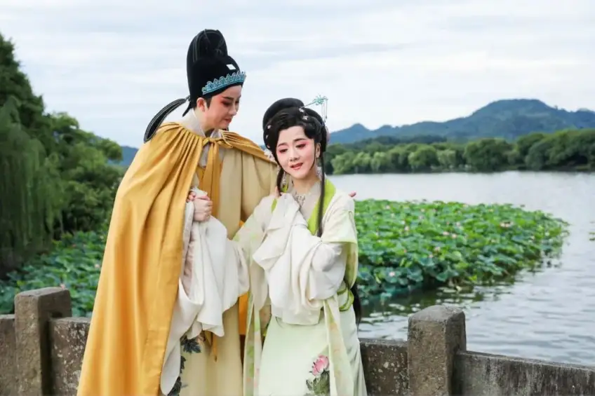 西泠桥栏旁戏曲装扮人物合影