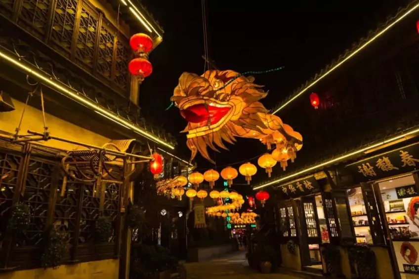 夜巷金龍燈籠與兩側木質店鋪