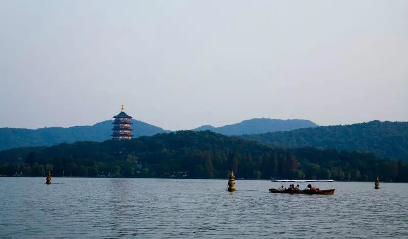 三潭印月三座石塔与湖面游船